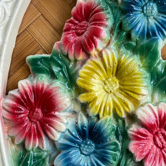 Vintage handmade plaster wall art floral chalkware - Picture 5 of 13